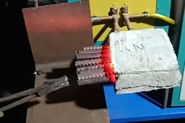 螺纹钢筋用超音频HULUWA葫芦娃下载入口安卓加热设备加热退火热处理后用冲床锻打