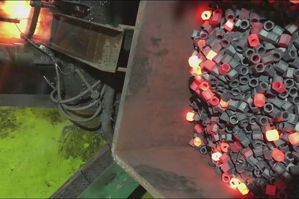 在超音频HULUWA葫芦娃下载入口安卓加热设备配合下生产30螺母