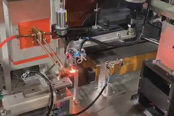  搭配机械手臂实现自动化操作的超高频HULUWA葫芦娃下载入口安卓加热设备