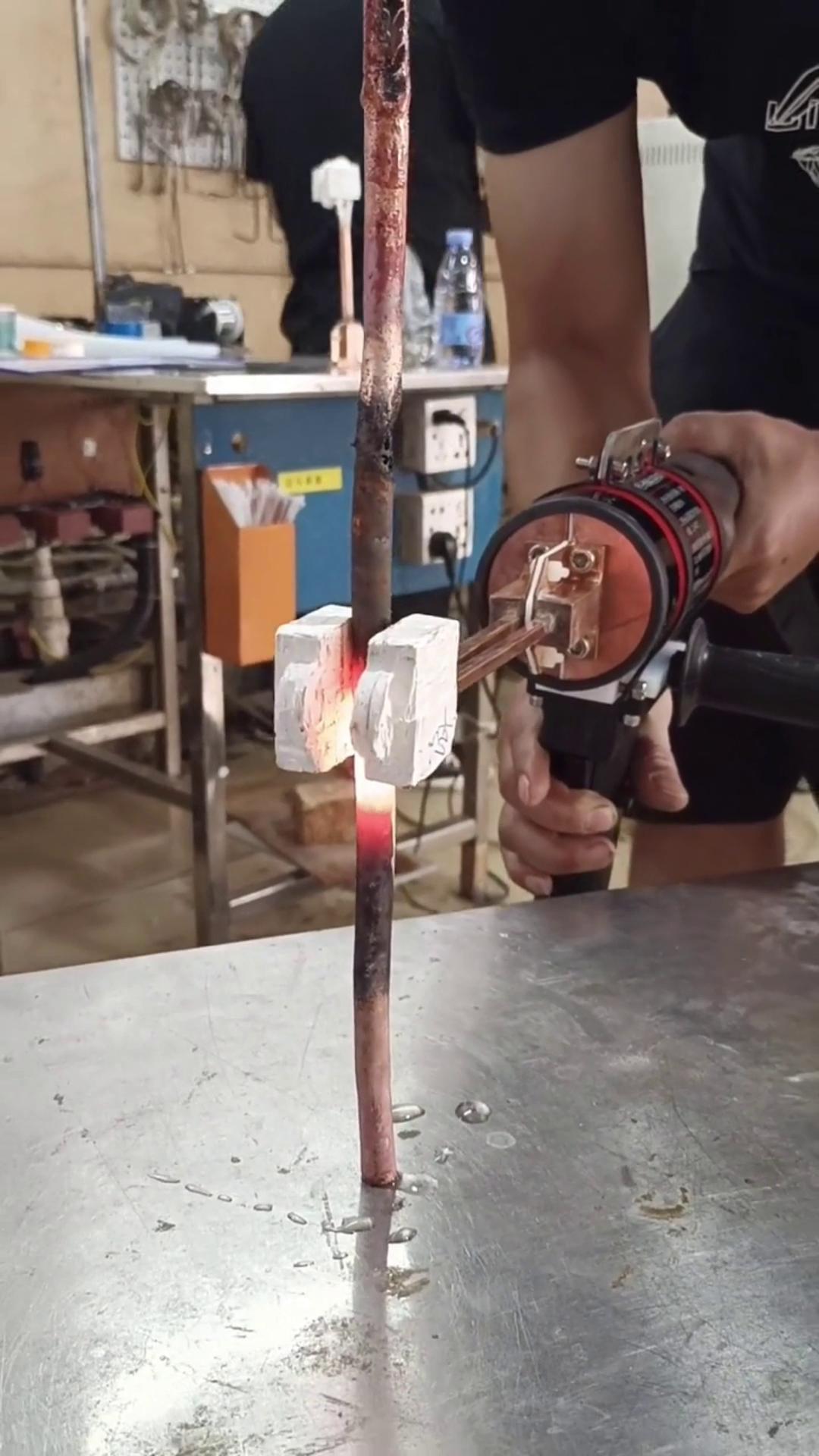 手持式HULUWA葫芦娃下载入口安卓加热设备，由于其节能，加热头轻等优点，已广泛应用于铜管焊接