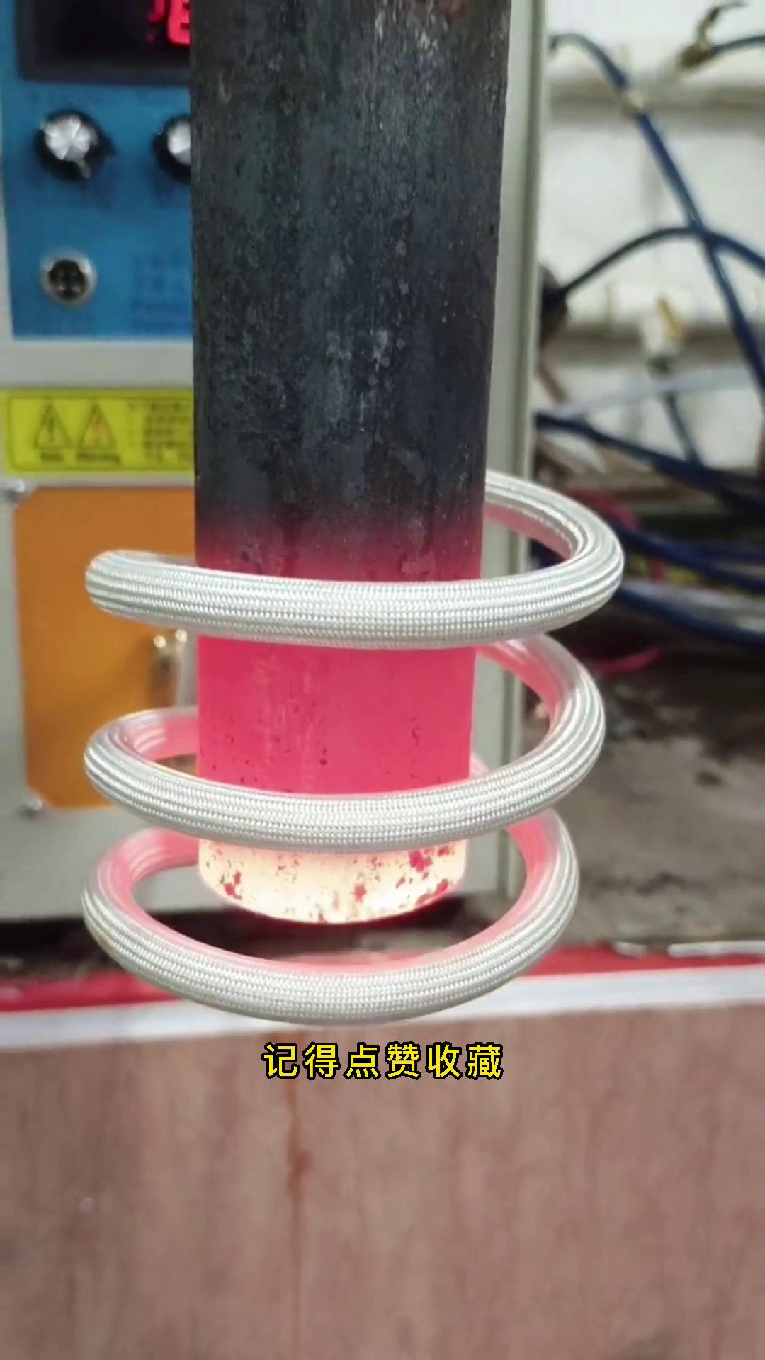 一台看似平平无奇的机器，却可以瞬间把金属棒料加热到一千度以上，这就是神奇的高频加热机