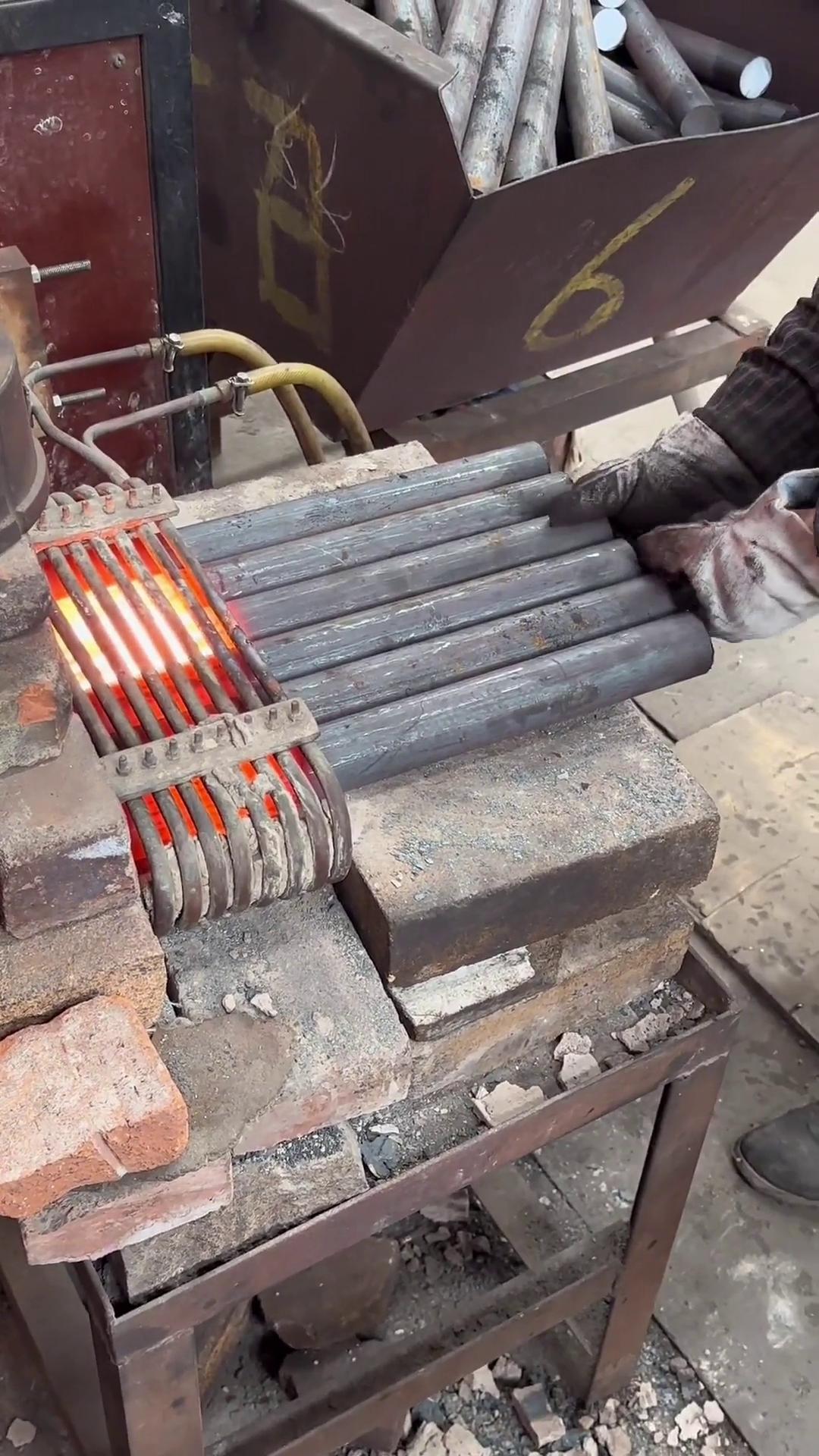 外六角螺丝螺栓锻打 棒料一般会用超音频HULUWA葫芦娃下载入口安卓加热来加热 因他都做到多根同时加热且均匀