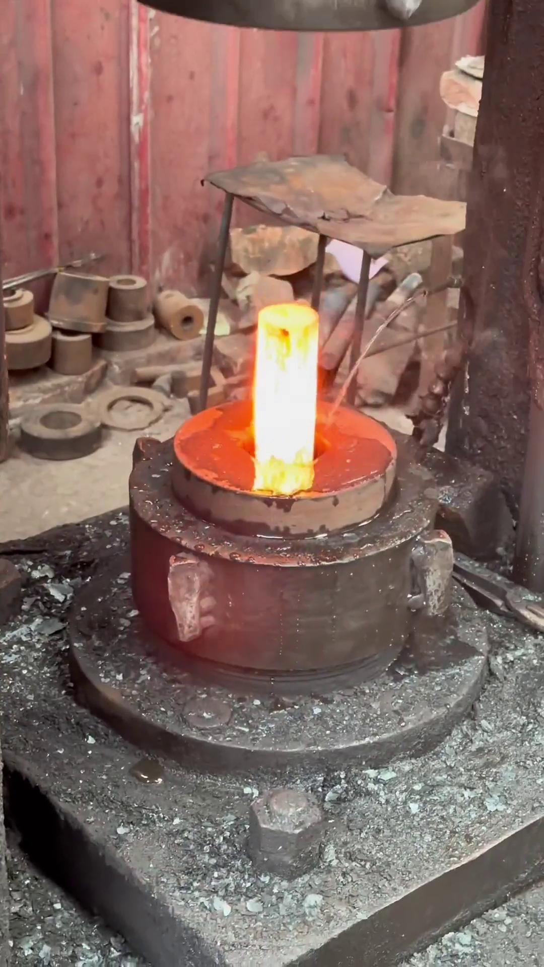 外六角锻打成型 棒料加热用的是中频HULUWA葫芦娃下载入口安卓加热设备