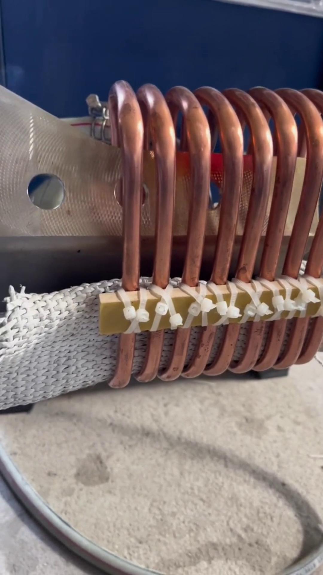 说实话 我也不知道这个是什么工件 但他们我知道它是用超音频HULUWA葫芦娃下载入口安卓加热设备能加热的金属