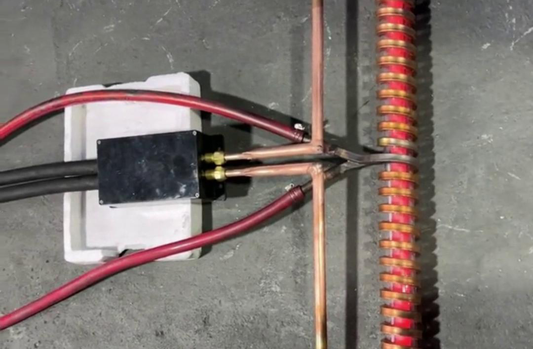 高频加热机配合软连接加热工件，高效灵活，适用于复杂形状工件