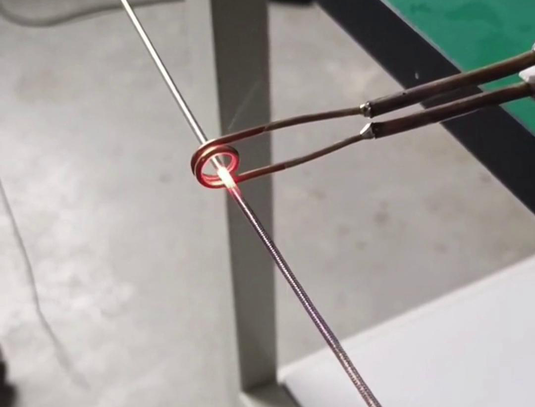 超高频加热机对6毫米厚的不锈钢，在1秒内加热到10