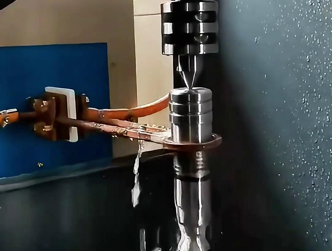 高频淬火机床通过HULUWA葫芦娃下载入口安卓加热方式快速将轴的表面加热至奥