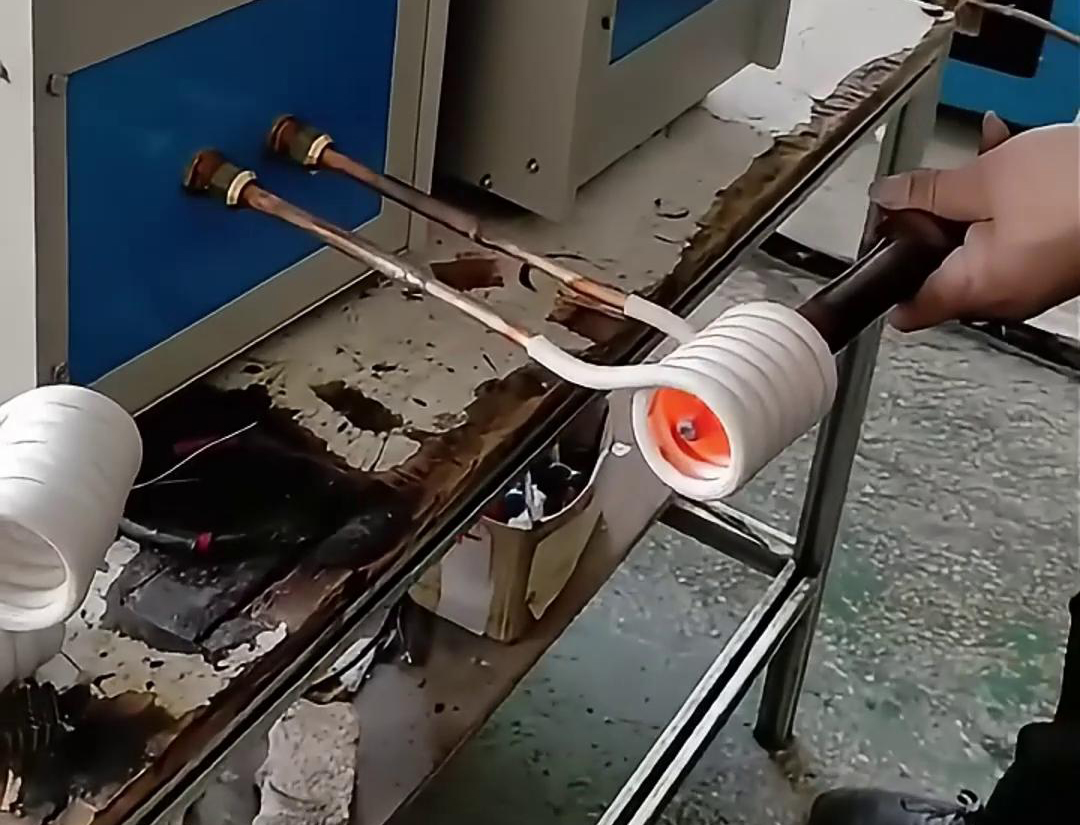 镐钎加热锻造使用高频加热机是一种高效、快速的热处理方法，