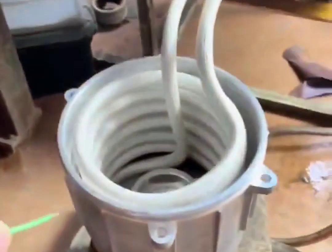 在电机装配中，使用高中频HULUWA葫芦娃下载入口安卓加热设备进行轴套或轴承的热装确实是一种常见的装配方法