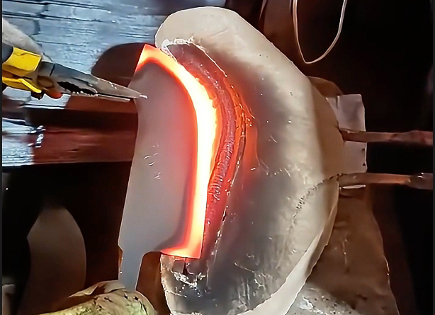 在菜刀制造中，高频淬火主要用于提高刀片的硬度和耐磨