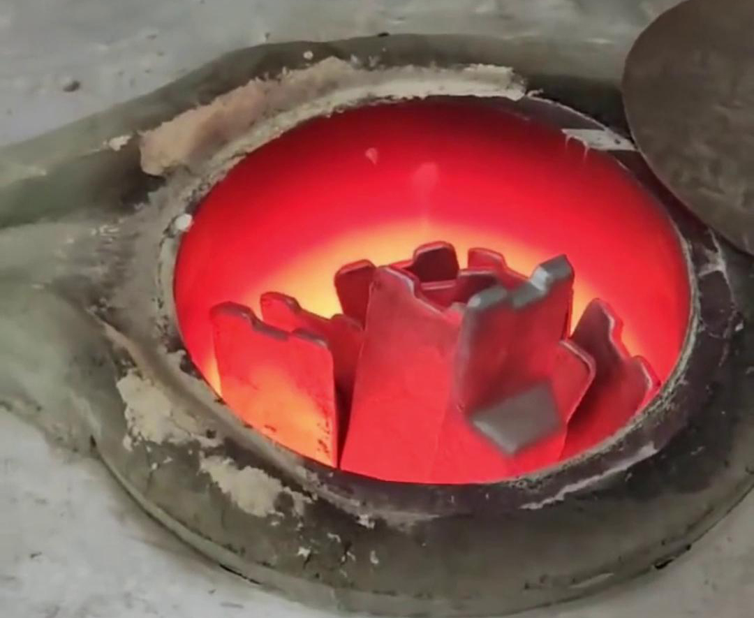 根据客户特定的熔炼需求、生产规模、场地条件等因素，专门设计和制造的中频HULUWA葫芦娃下载入口安卓熔铝炉