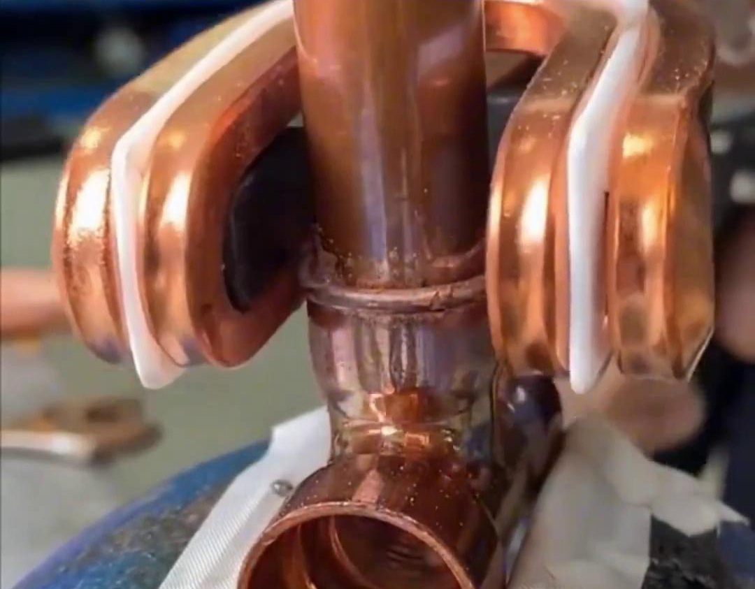 手持式高频焊机在焊接22毫米直径铜管， 22毫米铜