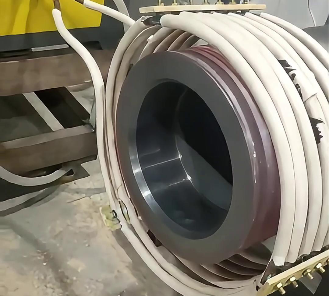 一款用于大型壁厚钢管加热热套、热装、热配合过盈工艺的高效超音频HULUWA葫芦娃下载入口安卓加热设备