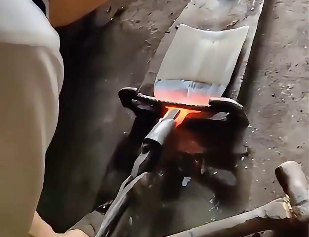 超音频HULUWA葫芦娃下载入口安卓加热设备对农用锄头进行加热退火热处理折弯