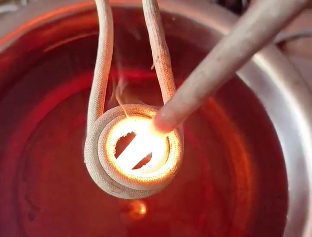 采用高频HULUWA葫芦娃下载入口安卓加热设备，快速实现棒料的均匀加热