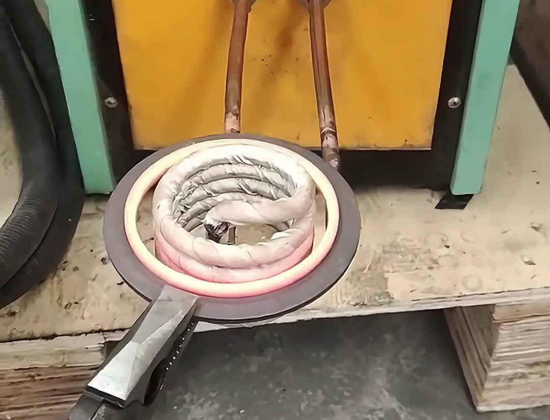 内孔加热，就用高频加热机，因为它只要220V电压