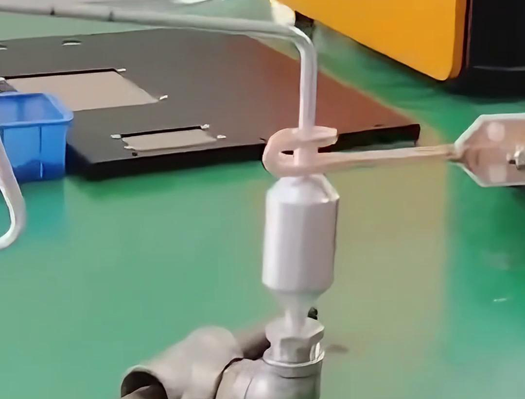 铝管铝储液器正在进行钎焊，用的是手持式高频HULUWA葫芦娃下载入口安卓焊机