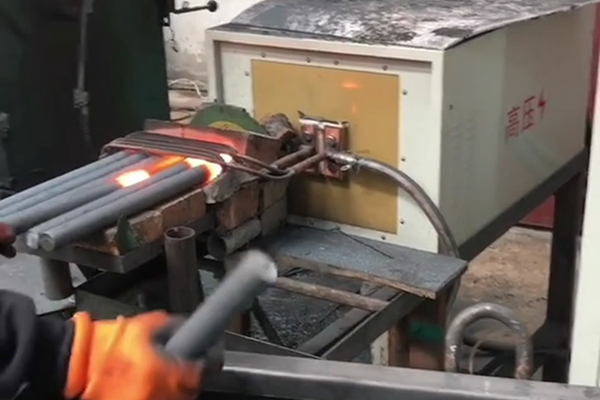 中频锻造加热炉配自动送料系统对金属棒材（如铁棒、铜棒、铝棒）的加热和锻造(图1)