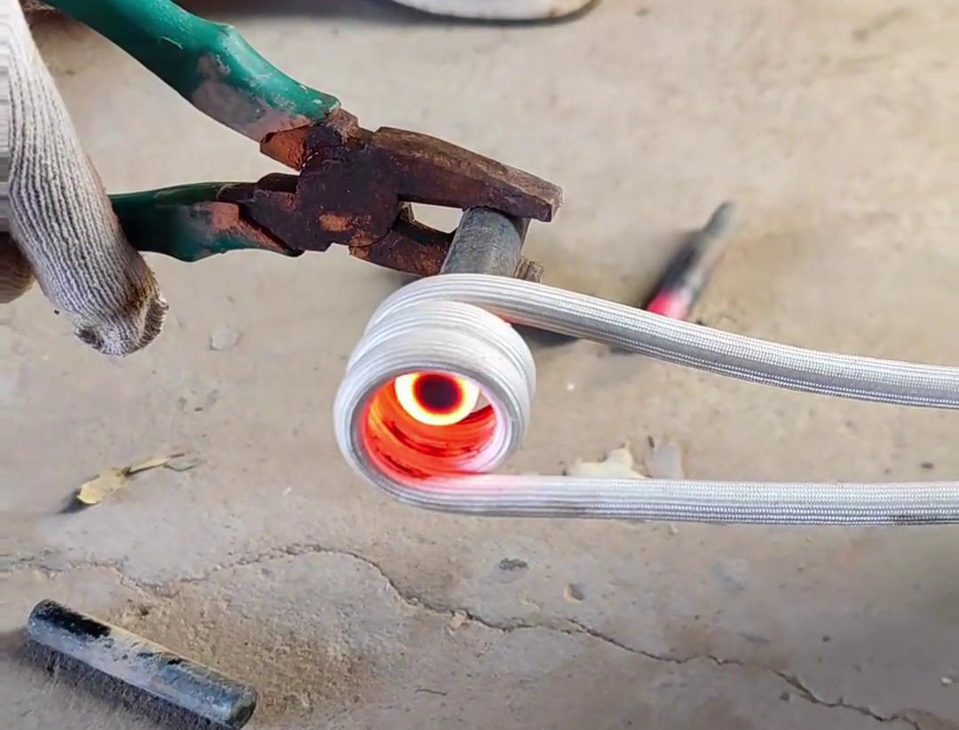 小型高频HULUWA葫芦娃下载入口安卓加热设备用于棒料加热热锻锻打热处理