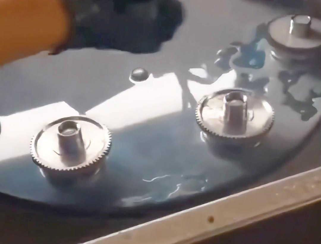 多工位齿轮淬火机床可以同时对多个齿轮进行淬火处理，