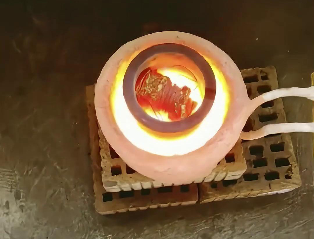 客户定制的非标熔炼炉，特点在于能够达到2000度的高温