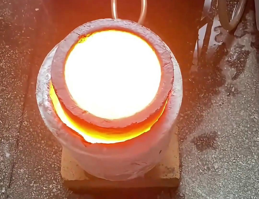 10公斤不锈钢中频熔炼炉广泛应用于小型金属加工企业、实验室、科研机构等领域