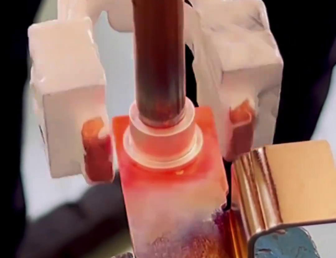 手持式高频机在焊铜方面展现出了高效、精准和灵活的特