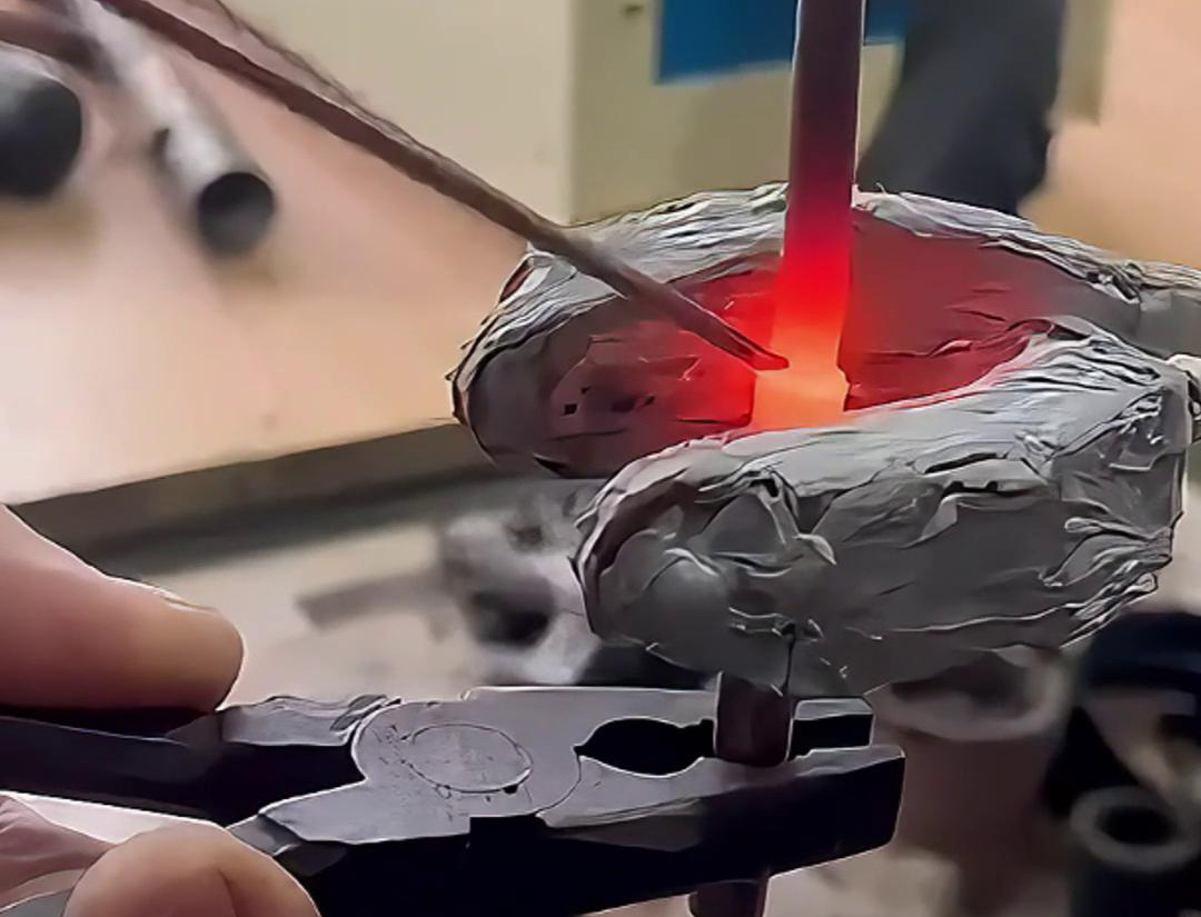 手持式高频焊机适用于铜板等金属材料的焊接、淬火和退火等工艺(图2)