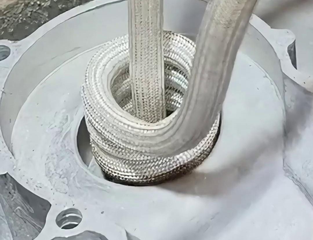 铝壳外壳内孔类的加热设备，而高频加热机无疑是一个值得考虑的选择