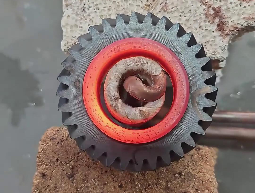 高频加热机在齿轮内孔加热处理中,它既可以用于淬火处理，也可以用于内孔加热热配合工艺