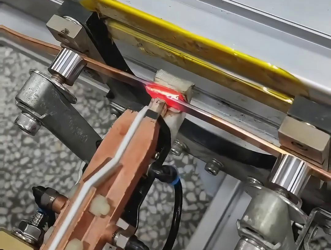 手持式高频焊机适用于铜板等金属材料的焊接、淬火和退火等工艺