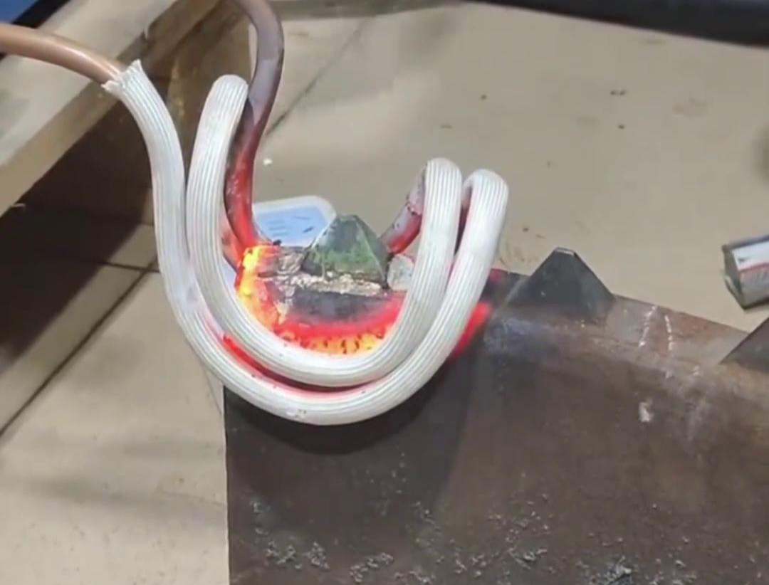 合金热拆是一种利用高频加热机快速加热带合金金属材料，以实现拆卸或维修的工艺方法