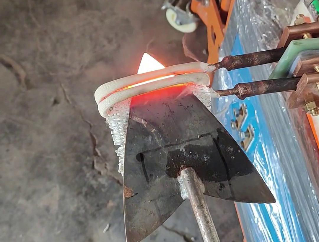 对于只有3mm厚的钢铁板加热，不管是超高频加热机还是高频加热机都可以轻松做到