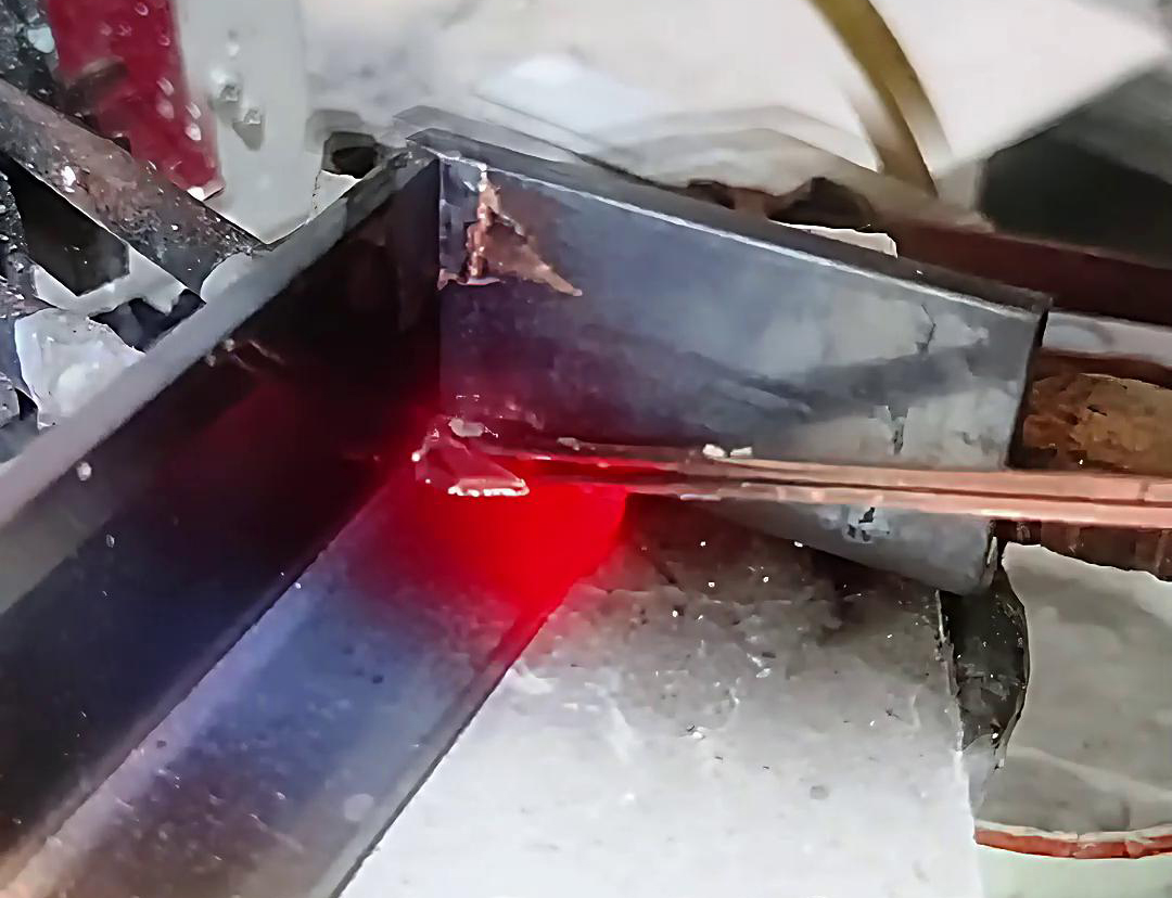 高频焊机在铜排焊接中应根据铜排的材质、尺寸、厚度和焊接要求选择