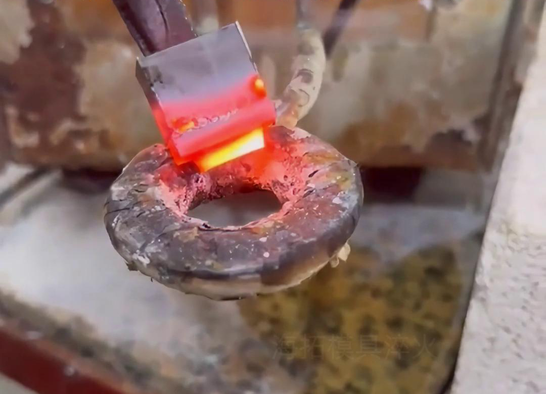 刀模淬火是一种重要的热处理工艺，旨在提高刀模的硬度、耐磨性和使用寿命