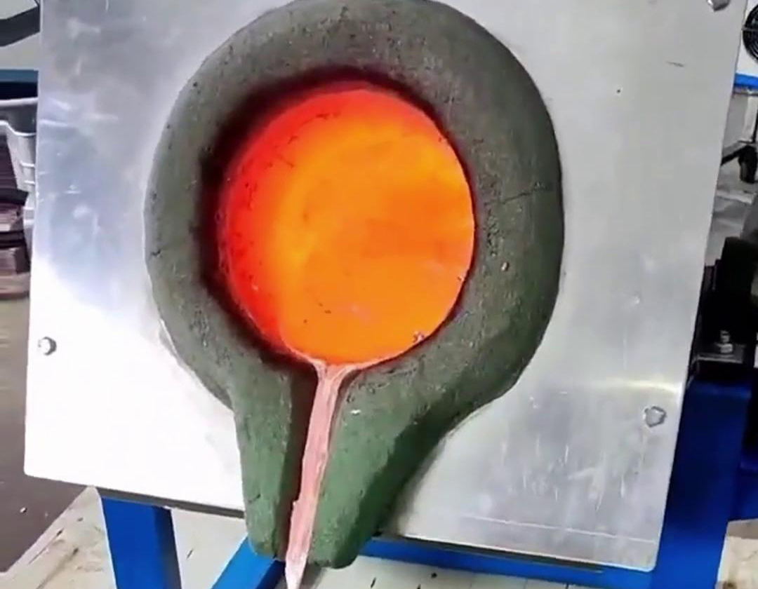 100公斤电动液压倾倒式中频 熔锡炉深度解析(图2) 100公斤电动液压倾倒式中频 熔锡炉深度解析(图2)