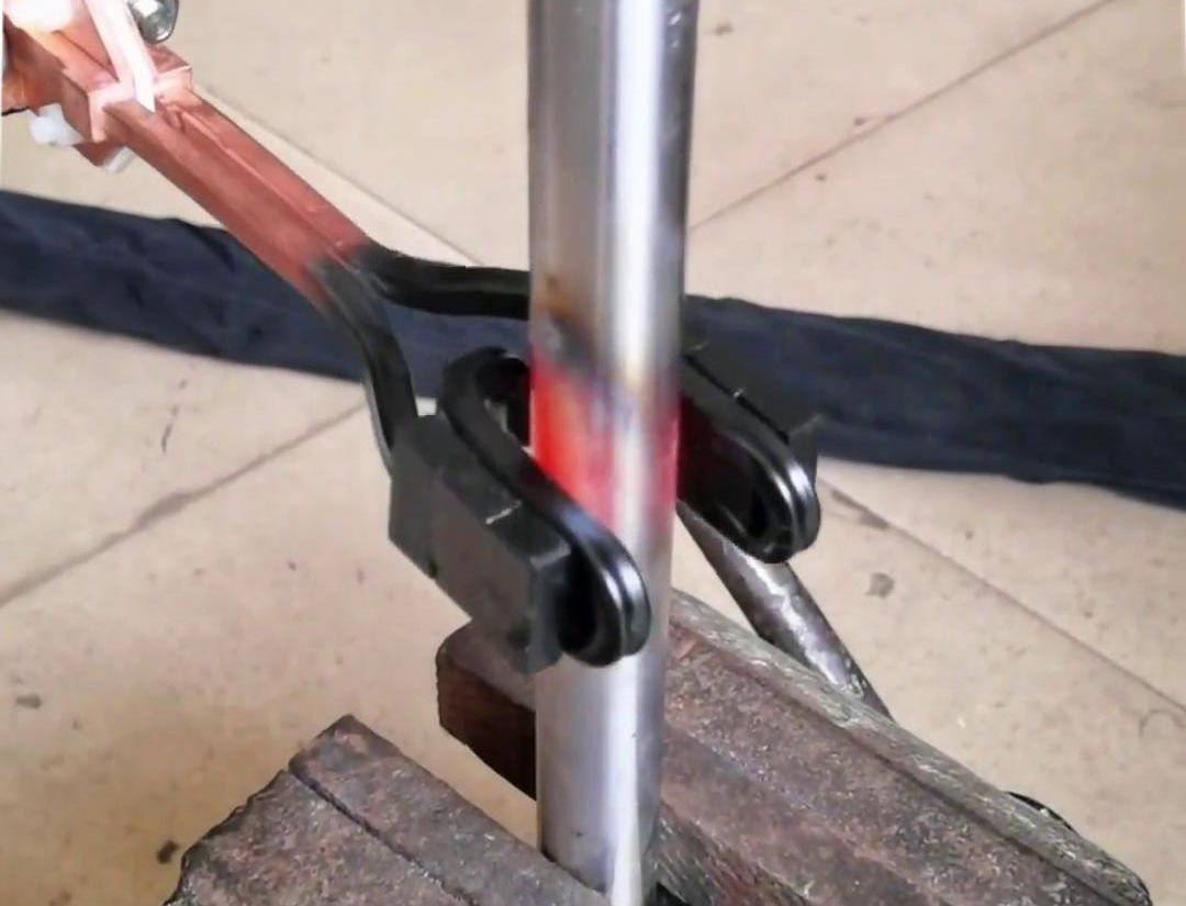 手持式高频机配合U型开口线圈加热直径25mm的圆钢是一种高效、灵活的加热方法