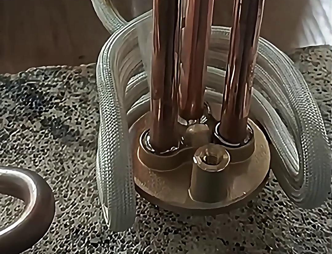 高频钎焊设备可以适用于不同材质、尺寸和形状的铜管分