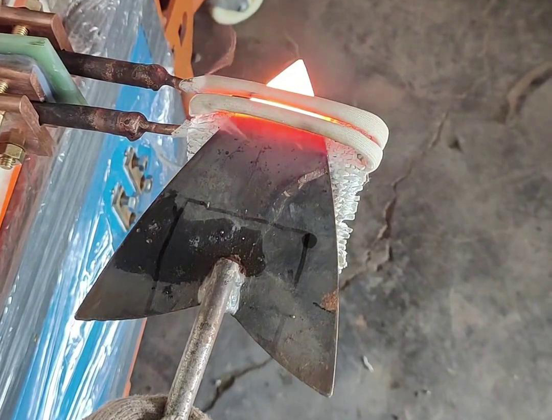 高频加热机：类三角铁锹小型工具淬火热处理的高效之选