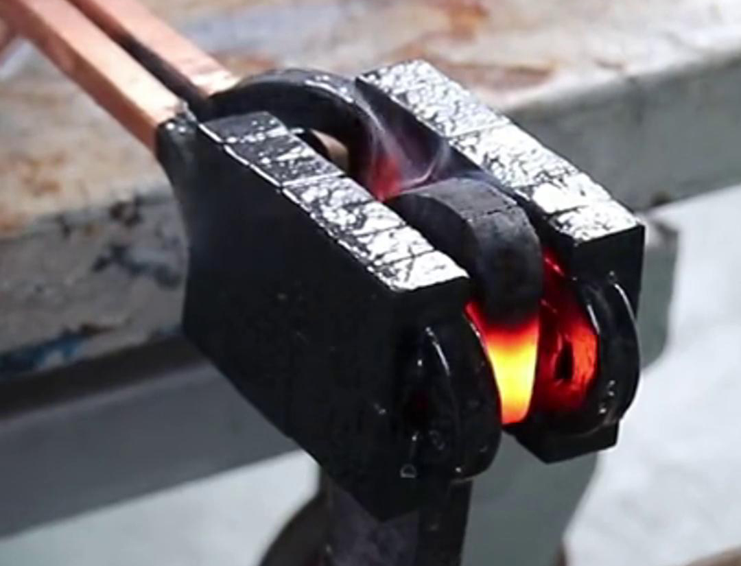 手持式高频加热机采用 U 型开口线圈设计，让加热方便更均匀