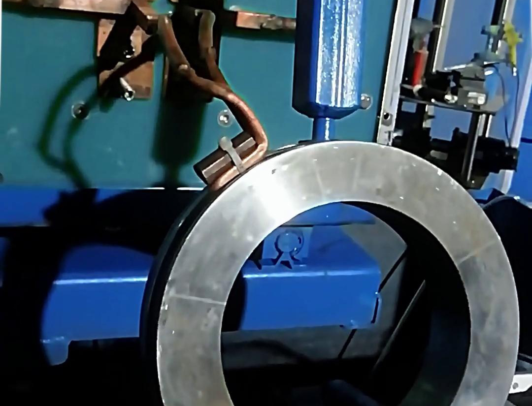 葫芦娃视频污APP下载高频淬火机床：轨道轮生产的高效利器