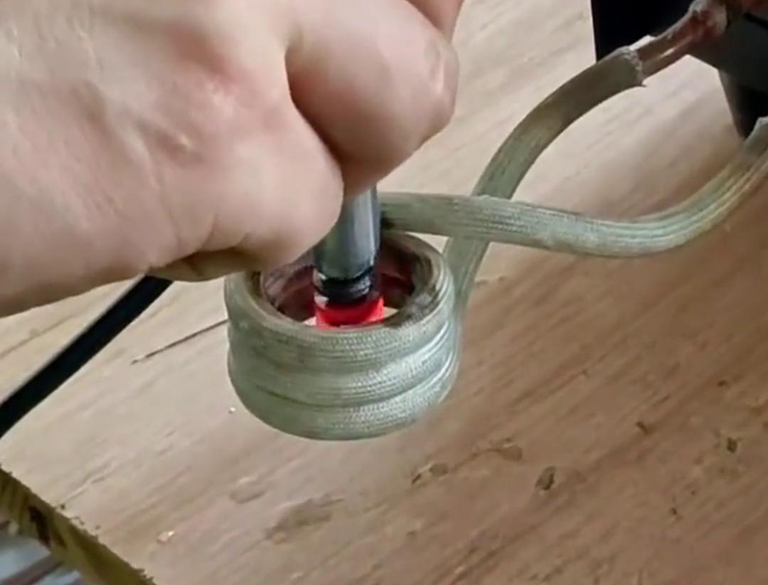 使用高频淬火机对直径15mm的小轴进行淬火热处理