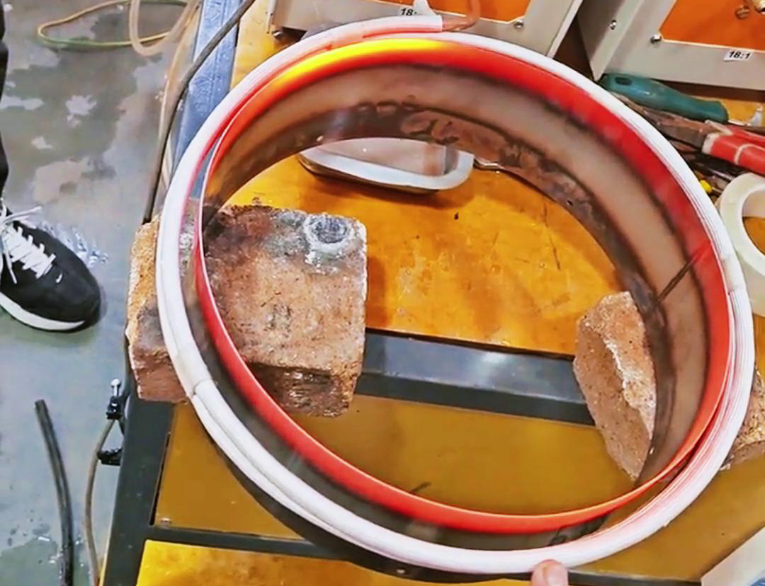 高频加热机对不锈钢钢管进行加热退火，为热压翻边做准备