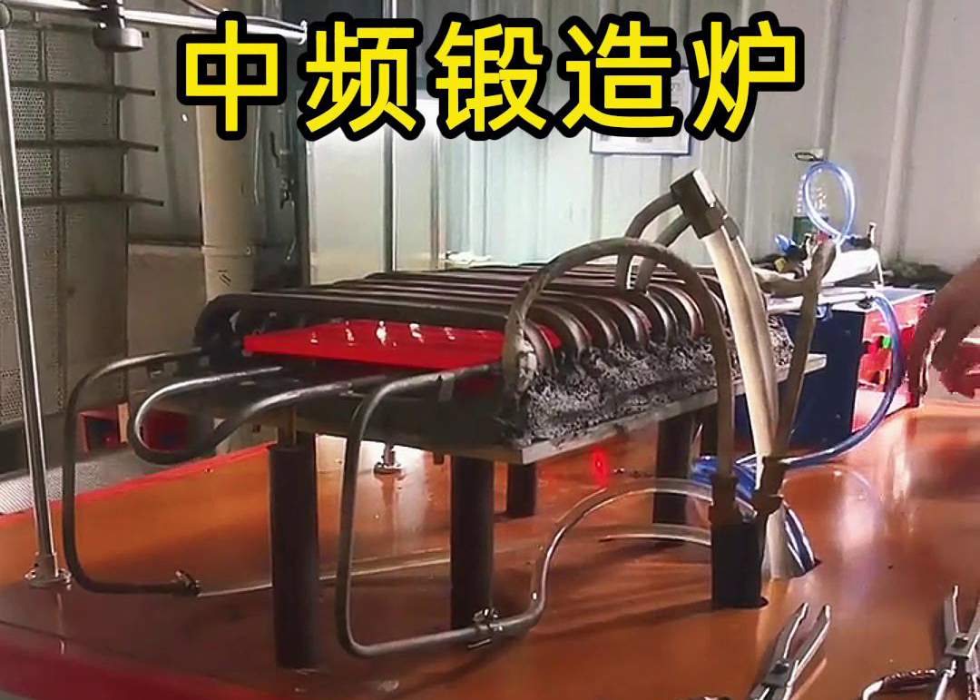 中频铜板锻造加热炉，采用HULUWA葫芦娃下载入口安卓加热技术，配合送料机自
