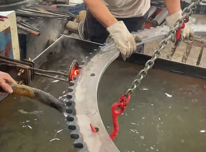 超大齿轮单齿淬火：人工操作的局限与卧式机床的必要性