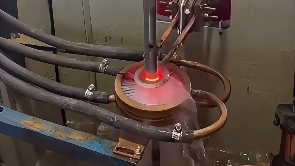 超高频淬火机床，它的特点就是频率高，淬火层深浅，适