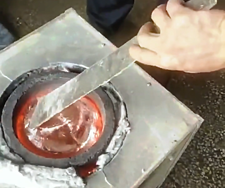 粉丝问中频熔炼炉能熔易拉罐废铝吗？实测效果很直观！