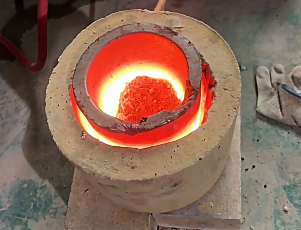 废铜熔炼新标杆：海瑞拓中频熔炼炉，高效环保双在线(图2)