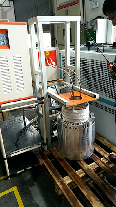 使用中频HULUWA葫芦娃下载入口安卓加热机对电机热套试验