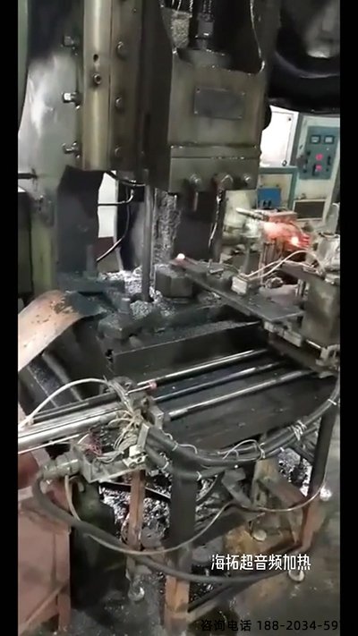 超音频HULUWA葫芦娃下载入口安卓加热设备配合机械传送带对加热铁棒锻造